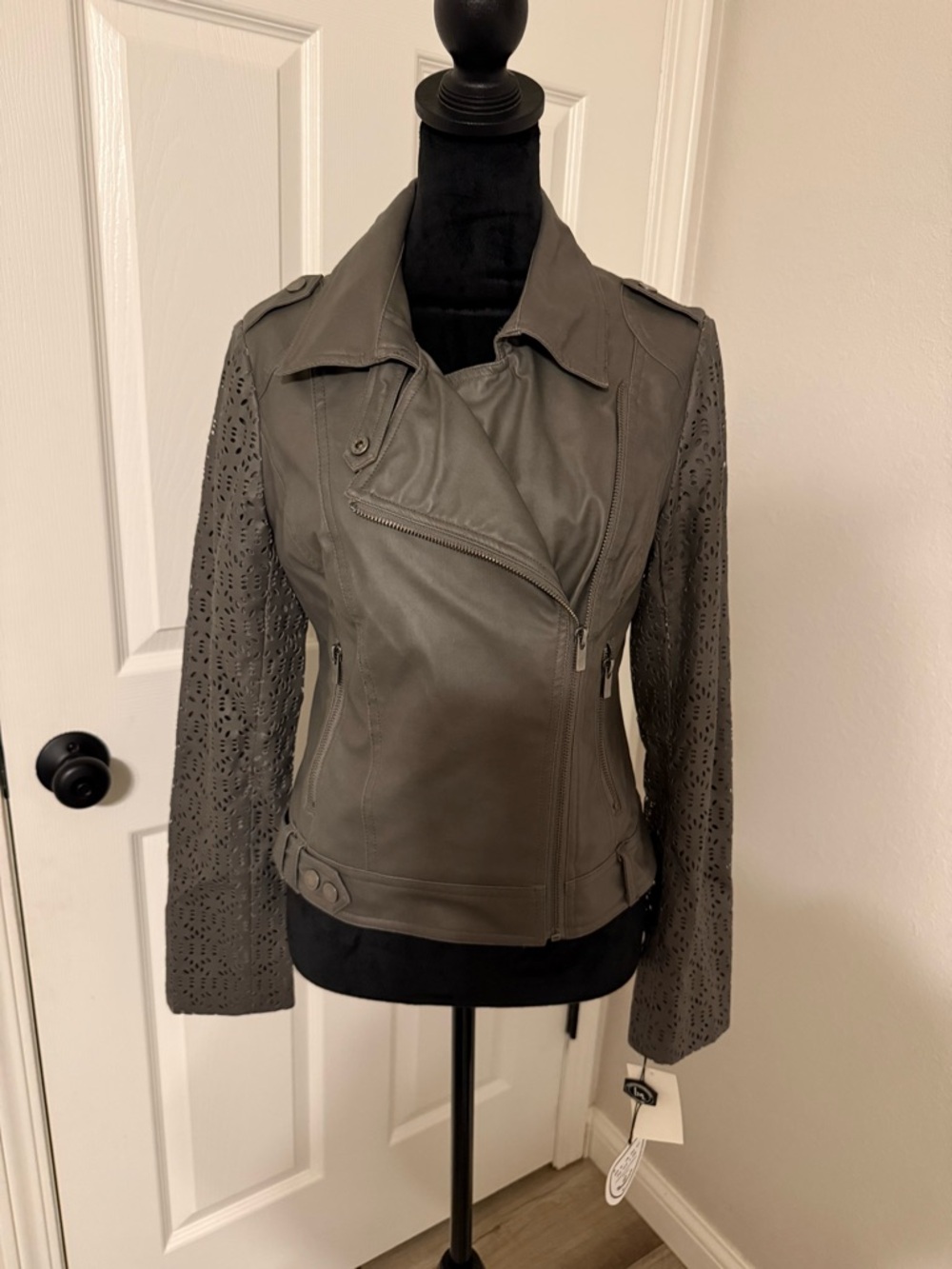 blanc noir Olive Green Faux Leather Moto Jacket with Laser-Cut Sleeves
